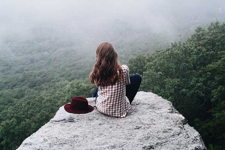 دختر تنها روی صخره