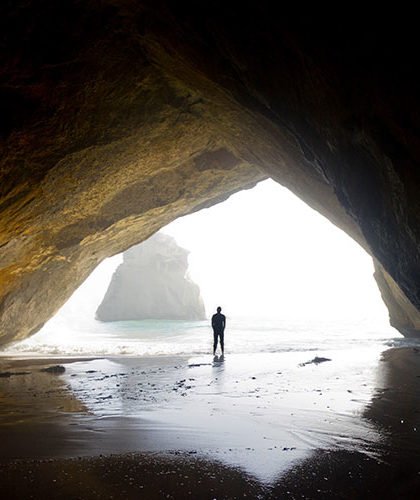 مردی ایستاده در غار