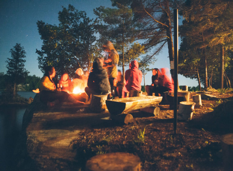 دوستان در حال گفت‌وگوی به شکل دایره